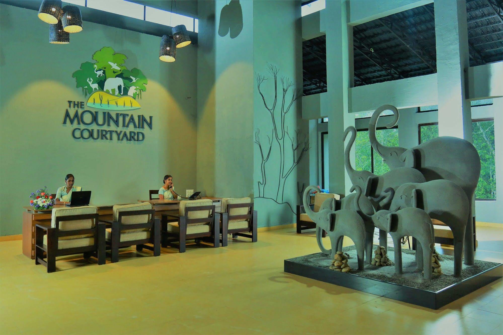 Hotel The Mountain Courtyard Thekkady Exterior foto